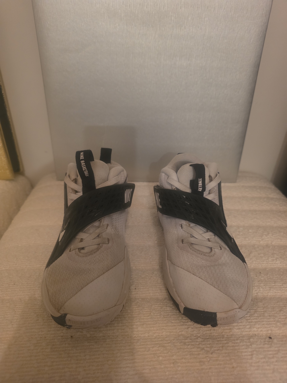 Nike Team Hustle youth basketball shoes in white and black. Size 1Y.